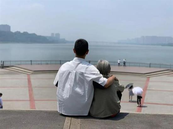 张佳港与外婆在旅途中。